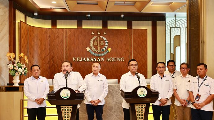 Jaksa Agung Republik Indonesia ST Burhanuddin didampingi Komisaris Utama PT Pertamina (Persero), Mochamad Iriawan, Direktur Utama PT Pertamina (Persero), Simon Aloysius Mantiri beserta jajaran manajemen Pertamina, Lemigas, dan Surveyor Independen melakukan Konferensi Pers di Gedung Kejaksaan Agung, Jakarta, Kamis (6/03/2025).