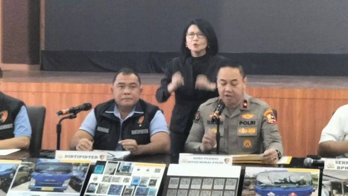 Direktur Tindak Pidana Tertentu (Dirtipidter) Bareskrim Mabes Polri Brigadir Jenderal Polisi (Brigjen Pol) Nunung Syaifuddin (kiri) dan Karopenmas Divhumas Polri Brigjen Pol. Trunoyudo Wisnu Andiko (kanan) saat jumpa pers di Mabes Polri, (6/3/2025).