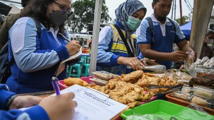 Petugas Dinas Kesehatan Kota Tangerang mengambil sampel makanan takjil yang dijual di kawasan Pasar Lama, Kota Tangerang, Banten, Rabu (13/3/2024).