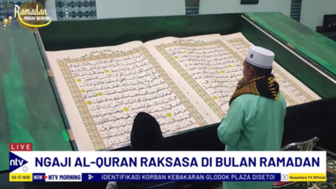 Jemaah Masjid Agung Baiturrahman, Banyuwangi melakukan tradisi unik membaca Al-quran raksasa setiap malam selama Ramadhan 