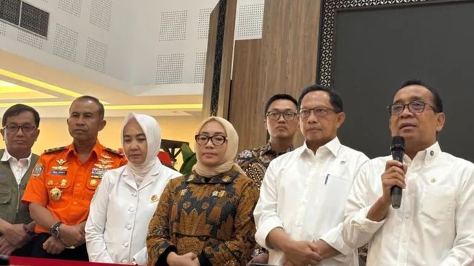 Kepala BMKG Dwikorita Karnawat, Menteri PPPA Arifah Choiri Fauzi, Mendagri Tito Karnavian dan Menko PMK Pratikno pada konferensi pers usai rapat persiapan hari raya dan libur Idul Fitri di Jakarta