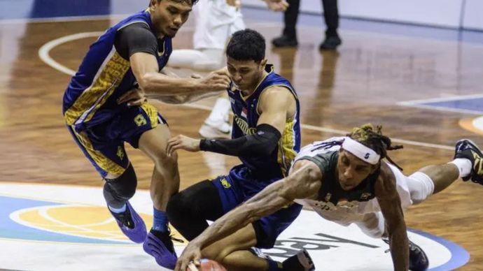 Dua pebasket Prawira Harum Bandung Yudha Saputera dan David Liberty Nuban  merebut bola dengan Borneo Hornbills Rashad Qualls saat pertandingan IBL 2025 di C-Tra Prawira Arena