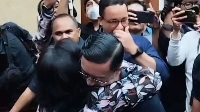 Menteri Perdagangan periode 2015-206 Thomas Trikasih Lembong atau Tom Lembong memeluk sang istri, Ciska Wihardja saat tiba di ruang sidang Pengadilan Tipikor Jakarta, Kamis (6/3/2025).