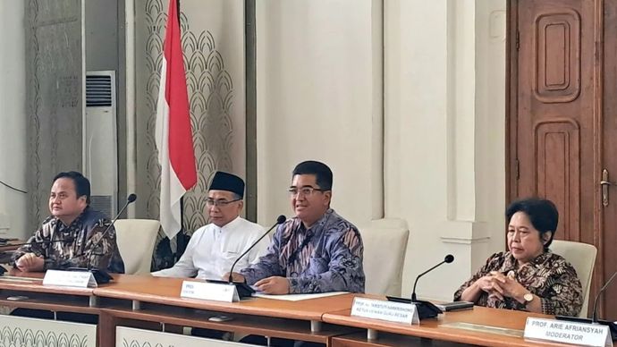 Rektor UI Heri Hermansyah (dua dari kanan) dalam konferensi pers terkait kasus disertasi Bahlil Lahadalia di Jakarta, Jumat (7/3/2025). 