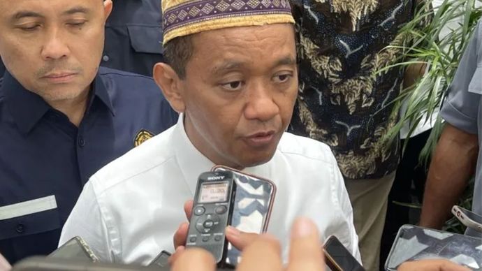 Menteri ESDM Bahlil Lahadalia memberi keterangan ketika ditemui di Kantor Kementerian ESDM