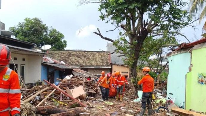 Personel Basarnas Pos Sukabumi saat mengevakuasi jasad ibu dan anak warga Kampung Ciganas, Desa Margalaksana, Kecamatan Cikakak, Kabupaten Sukabumi, Jabar yang tewas akibat terbawa arus banjir pada Jumat (7/3/2025).