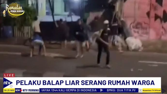 Pelaku balap liar serang rumah warga di Pasar Rebo, Jakarta Timur.