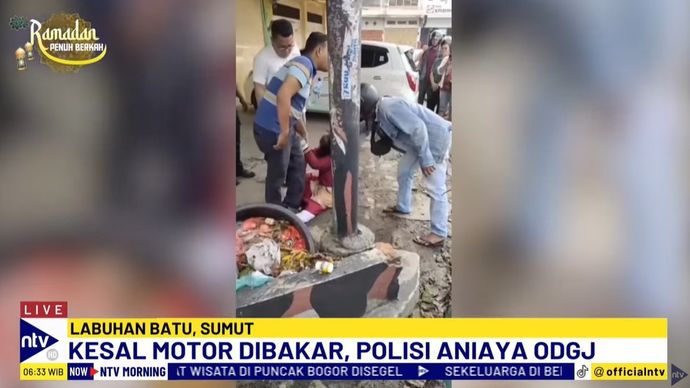 Oknum polisi menganiaya wanita ODGJ karena kesal motor miliknya dibakar. 