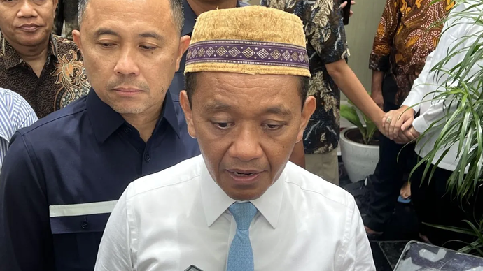 Menteri Energi dan Sumber Daya Mineral (ESDM) Bahlil Lahadalia memberi keterangan ketika ditemui di Kantor Kementerian ESDM, Jakarta, Jumat (7/3/2025).