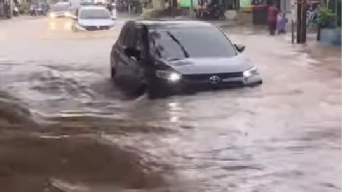 Banjir di Jalan Aria Putra, Tangerang Selatan.