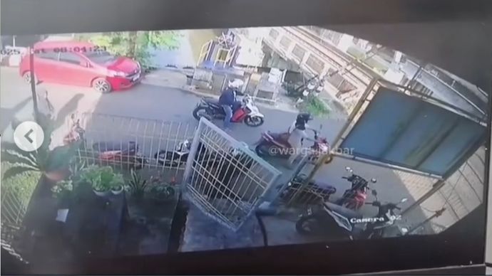 Wanita tertabrak kereta di perlintasan kawasan Cengkareng, Jakarta Barat. (Instagram) 