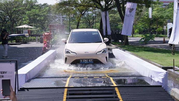 Beberapa hal perlu diperhatikan jika mobil listrik Anda melintasi genangan atau terendam banjir. (Foto: Istimewa/NETA)