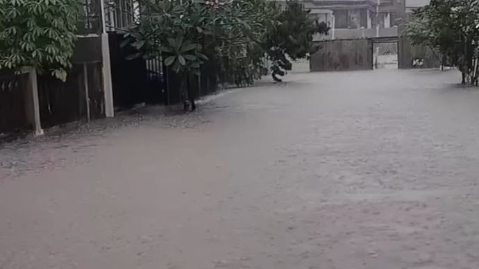 Banjir di wilayah Pamulang Permai Baru Blok N9-N10, Tangerang Selatan.