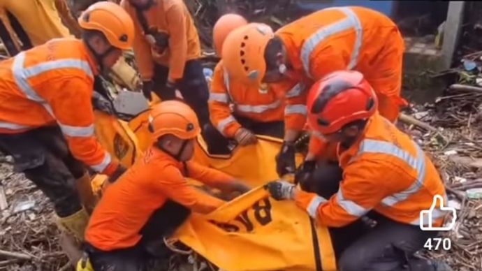 Evakuasi Jasad Ibu dan Anak Berpelukan di Banjir Sukabumi