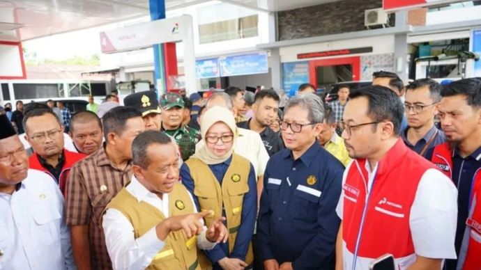 Menteri ESDM Bahlil Lahadalia didampingi Wakil Gubernur Sultra Hugua saat melakukan kunjungan kerja di Kota Baubau untuk memastikan ketersediaan stok BBM, Minggu