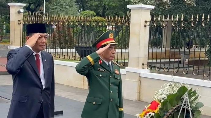 Menteri Pertahanan RI Sjafrie Sjamsoeddin (kiri) dan Menteri Pertahanan Vietnam Phan Van Giang saat memberikan hormat kepada patung Presiden Soekarno di depan Gedung Kemhan, Jakarta Pusat, Senin (10/3/2025). 