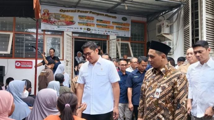 Wakil Menteri Pertanian Sudaryono saat meninjau Operasi Pasar Bahan Pangan Pokok, di Kantor Pos Johar, Semarang, Senin (10/3/2025).