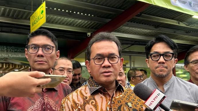 Menteri Perdagangan (Mendag) Budi Santoso ditemui gerai TipTop, Jakarta, Jumat (7/3/2025) 