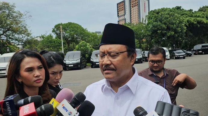 Menteri Sosial Saifullah Yusuf ditemui di kompleks Istana Kepresidenan RI, Jakarta, Senin (10/3/2025). 