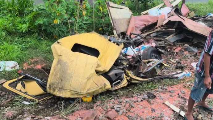 Situasi di lokasi kecelakaan antara KA Kertanegara dengan truk bermuatan pupuk di pelintasan tanpa palang pintu di KM 175+4 antara Stasiun Kras-Ngadiluwih.