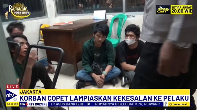 Keempat pelaku pencopetan dibawa ke Polsek Sawah Besar oleh petugas keamanan.