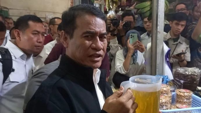 Menteri Pertanian (Mentan) RI Andi Amran Sulaiman menemukan MinyaKita tidak sesuai takaran di Pasar Gede, Solo, Jawa Tengah, Selasa (11/3/2025)