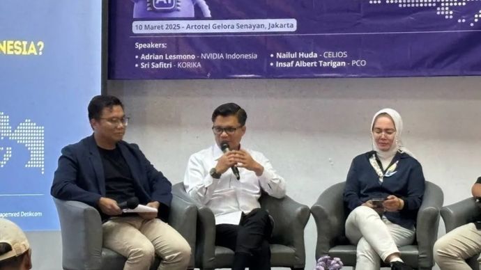 Tenaga Ahli Utama Kantor Komunikasi Kepresidenan (Presidential Communication Office/PCO) Insaf Albert Tarigan (tengah) dalam grup diskusi bersama Forum Wartawan Teknologi yang digelar di Jakarta, Senin (10/3/2025).