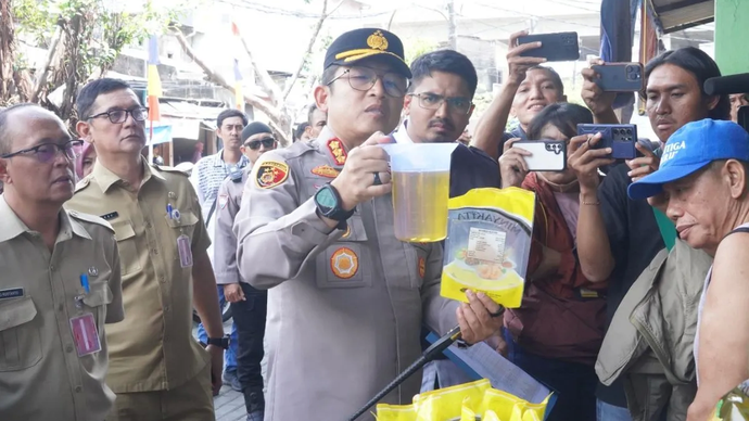 Kapolres Metro Jakarta Utara Kombes Pol Ahmad Fuady menguji volume minyak goreng merek Minyakkita di Pasar Waru Koja, Jakarta Utara, Selasa (11/3/2025). 