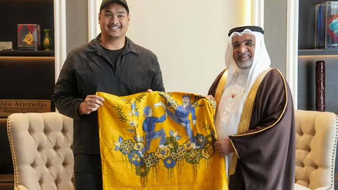 Menteri Pemuda dan Olahraga Dito Ariotedjo (kanan) bersama Duta Besar Kerajaan Bahrain untum RI Ahmed Abdullah berfoto saat pertemuan mereka di Jakarta, Senin (10/3/2025). 