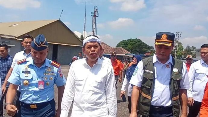 Gubernur Jawa Barat Dedi Mulyadi meninjau persiapan rekayasa cuaca dari udara di Lanud Husein Sastranegara Bandung.