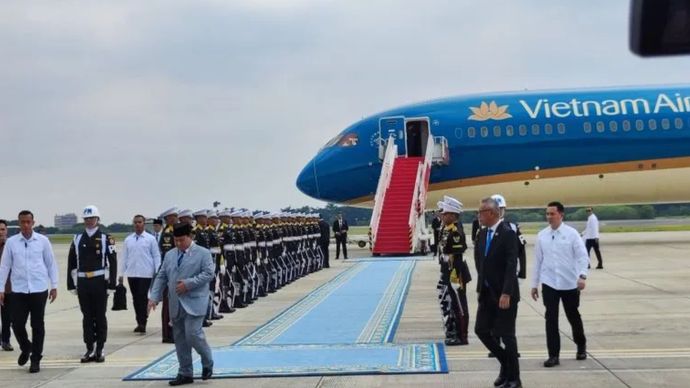 Presiden RI Prabowo Subianto melepas kepulangan Sekretaris Jenderal Partai Komunis Vietnam (PKV) To Lam di Pangkalan TNI AU Halim Perdanakusuma, Jakarta.