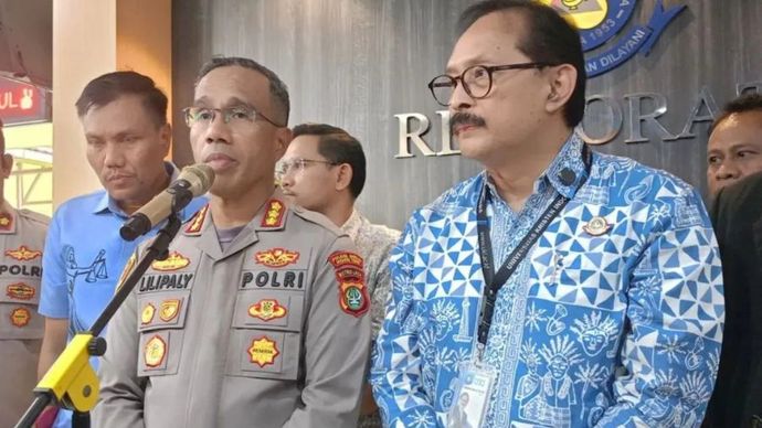 Kapolres Metro Jakarta Timur Kombes Pol Nicolas Ary Lilipaly (kiri) di Universitas Kristen Indonesia (UKI) Cawang, Jakarta Timur, Jumat (7/3/2025).