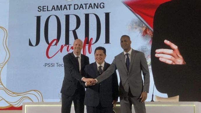 Penasihat teknik PSSI Jordi Cruyff (kiri), Ketum PSSI Erick Thohir (tengah), dan pelatih timnas Indonesia Patrick Kluivert (kanan) berpose dalam perkenalkan Jordi Cruyff di depan awak media dan publik pada sebuah jumpa pers di Jakarta, Selasa (11/3/2