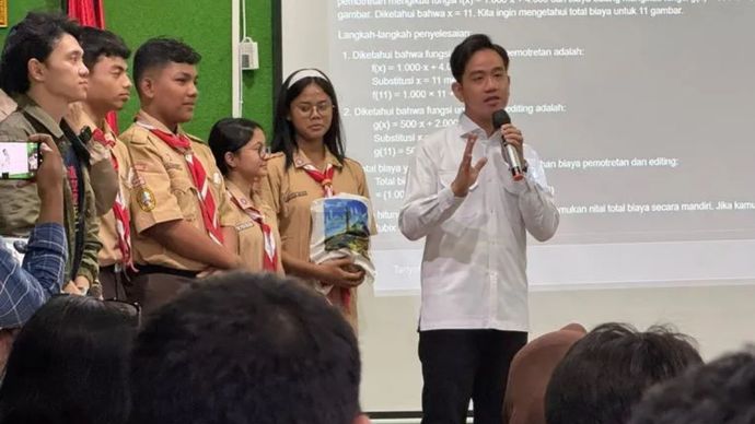 Wapres Gibran Rakabuming Raka saat meninjau implementasi program AI Nasional di SMAN 66 Jakarta