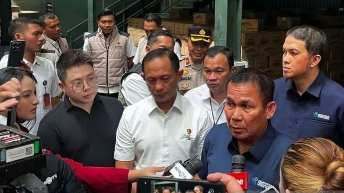 Brigjen Pol. Helfi Assegaf, Kepala Satgas Pangan Polri, bersama Dirjen PKTN Kemendag, Moga Simatupang, dan Manajer Operasional PT Jujur Sentosa, Samuel, memberikan keterangan kepada media di pabrik PT Jujur Sentosa, Tangerang, Banten.