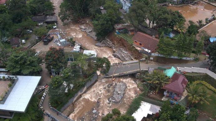 Kerusakan Jembatan di kecamatan Cisarua akibat banjir.