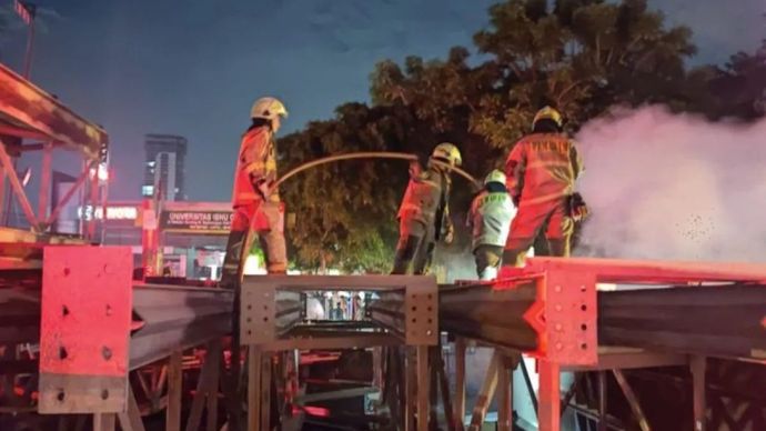 Kebakaran proyek Lintas Raya Terpadu (LRT) di Jalan Pemuda, Rawamangun, Pulogadung, Jakarta Timur pada Selasa (11/3/2025) malam