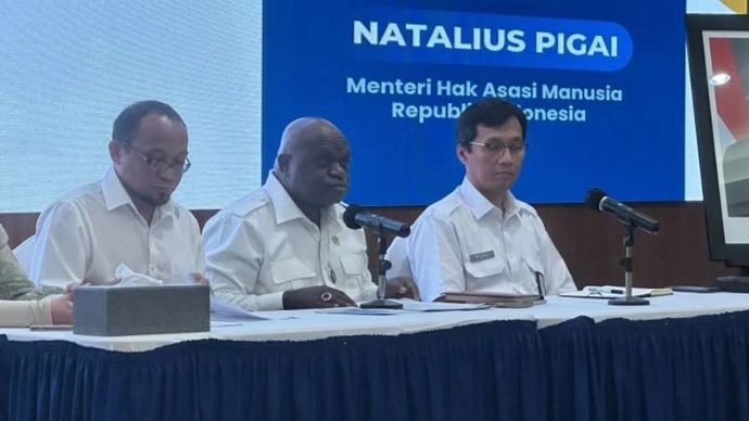 Menteri Hak Asasi Manusia Natalius Pigai (tengah) saat memberikan keterangan di Kantor Kementerian HAM, Jakarta, Selasa (11/3/2025).