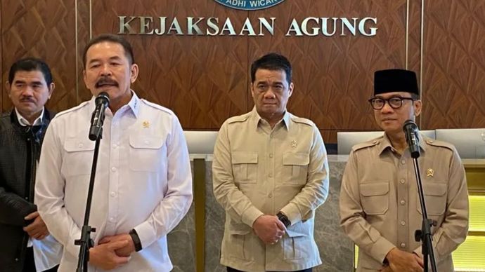 Jaksa Agung Sanitiar Burhanuddin dan Menteri Desa Yandri Susanto menggelar konferensi pers di Kantor Kejaksaan Agung.