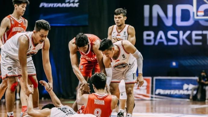 Dokumentasi pertandingan IBL 2021, antara Indonesia Patriots melawan NSH Mountain Gold Timika, di Robinson Cisarua Resorts, Jawa Barat, pada 10 Maret 2021 atau masa pandemi COVID-19.