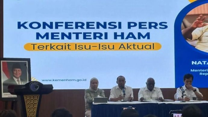 Menteri Hak Asasi Manusia Natalius Pigai (kedua kanan) saat memberikan keterangan di Kantor Kementerian HAM, Jakarta, Selasa (11/3/2025).