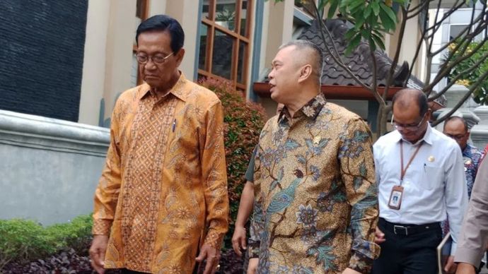 Menteri Perhubungan (Menhub) Dudy Purwagandhi (kanan) berjalan bersama Gubernur DIY Sri Sultan Hamengku Buwono X di Kompleks Kepatihan, Yogyakarta, Rabu (12/3/2025).