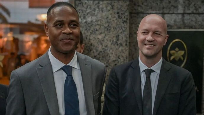 Pelatih Timnas Indonesia Patrick Kluivert (kiri) dan Penasihat Teknis Timnas Indonesia Jordi Cruyff (kanan) berpose usai acara perkenalan penasihat teknis Timnas Indonesia di Jakarta, Selasa (11/3/2025). PSSI secara resmi mengumumkan dan memperkenalk