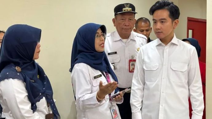 Wakil Presiden Gibran Rakabuming Raka saat meninjau Puskesmas Mampang Prapatan di Jakarta Selatan.