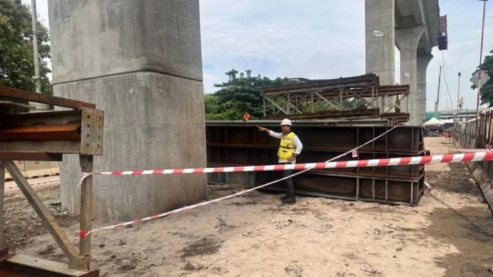 Petugas Jakpro memastikan lokasi kebakaran di proyek LRT Jakarta Fase 1 B terkendali setelah kebakaran yang terjadi pada Selasa (11/3/2025) malam