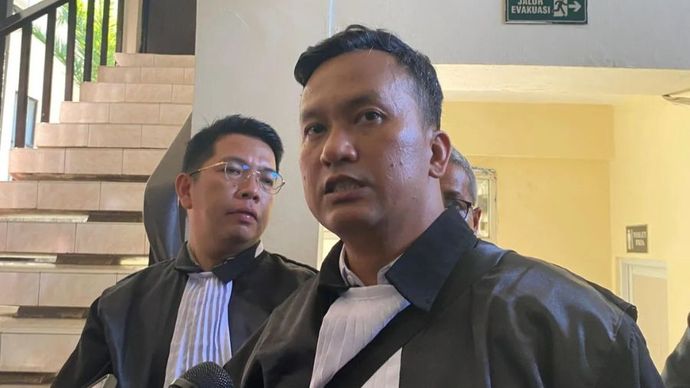 Kuasa hukum terdakwa Arif Nugroho, anak petinggi Prodia dan Muhammad Bayu Hartanto, Pahala Manurung memberikan keterangan kepada wartawan di Pengadilan Negeri Jakarta Selatan, Jakarta, Rabu (12/3/2025). 