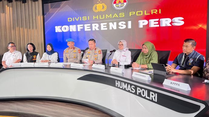 Jumpa pers Mabes Polri terkait kasus eks Kapolres Ngada AKBP Fajar Widyadharma Lukman Sumaatmaja. (NTVNews.id) 