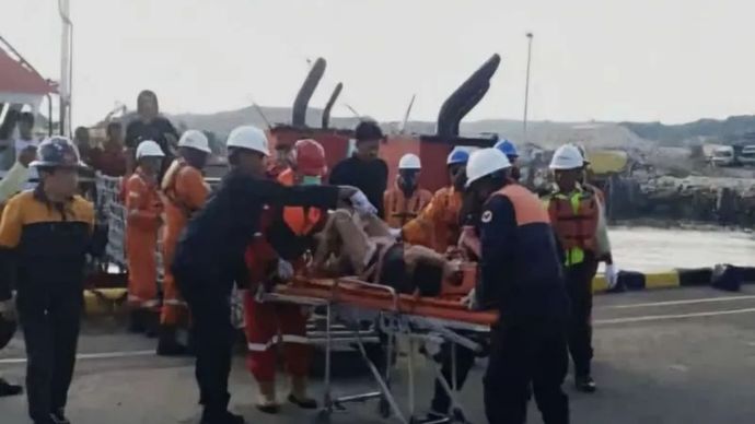 Proses evakuasi korban insiden terbakar dan meledaknya kapal tugboat dan tongkang di perairan laut utara Lamongan.