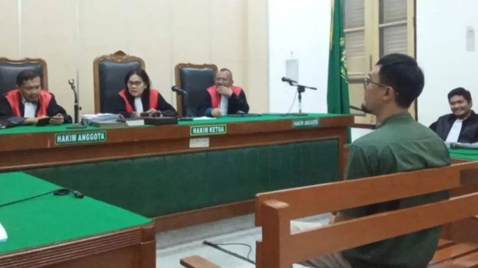 Terdakwa Irfan Raditya ketika membacakan pleidoi di ruang sidang Cakra VIII, Pengadilan Tipikor pada Pengadilan Negeri Medan, Rabu (12/3/2025). 