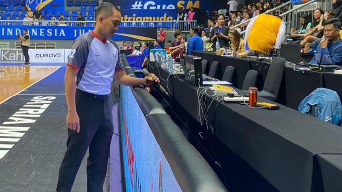 Dokumentasi wasit IBL saat mengumumkan keputusan usai mengecek IRS dalam salah satu pertandingan IBL 2025. 